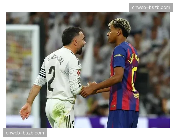 特写：皇家队老将萨尔瓦多·佩雷斯达成生涯2000安，获全场起立鼓掌