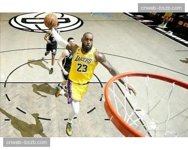 特写:湖人关键时刻连续四回合采用五外阵容,詹姆斯担任中锋 特写:湖人关键时刻连续四回合采用五外阵容,詹姆斯担任中锋