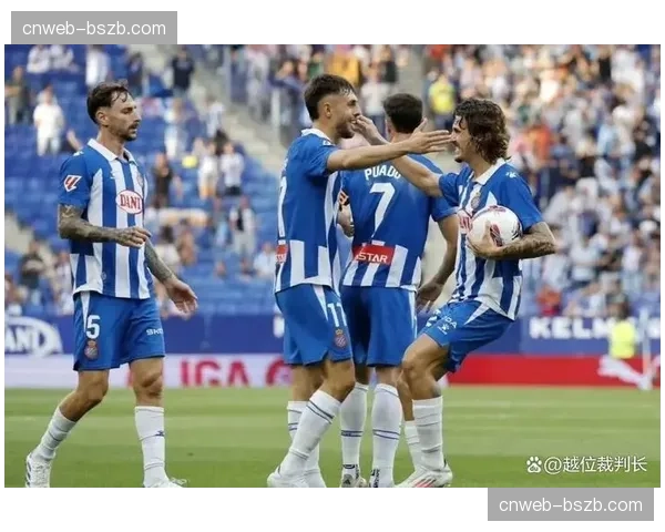 保级生死战前，巴塞罗那当地为西班牙人队举行的球迷集会